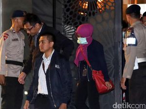 Dikawal Brimob, Tim KPK Bawa Koper Keluar dari Rumah Novanto