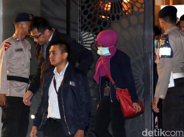 Dikawal Brimob, Tim KPK Bawa Koper Keluar dari Rumah Novanto