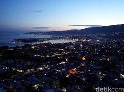 Cantiknya Luwuk di Kala Malam, Hong Kong Lewat..