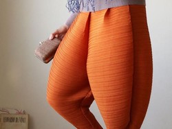 Celana yang Buat Kaki Kamu Mirip Paha Ayam Ini Jadi Meme di Media Sosial