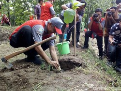 Gubernur Ganjar Kampanyekan Gerakan 1 Warga Tanam 10 Pohon