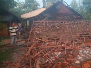 240 Rumah Tersapu Puting Beliung di Serang, 1 Tewas Tersambar Petir