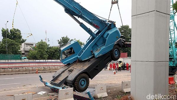 Foto: Ini Crane yang Roboh dan Bikin Macet di Tol Cikampek