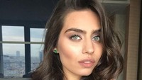 Perkenalkan tunangan Mesut Oezil, Amine Gulse. Kekaskih pemain Arsenal itu merupakan Miss Turki 2014. (Foto: dok. Instagram)