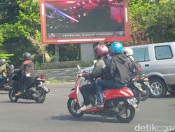 Reklame Tapal Batas Surabaya Diselimuti Kain Merah, Mengapa?