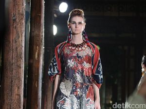 Foto: 25 Koleksi Busana Tenun Sumba Karya Biyan Wanaatmadja