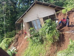 Warga Tarik Rumah yang Nyaris Tergusur Longsor di Tasikmalaya