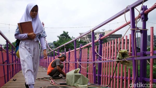 Mirip Rumah Berbie, Jembatan Ini Berwarna Pink dan Ungu