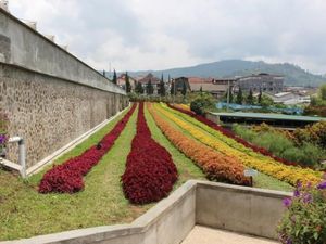Taman yang Bagai Pelangi di Lembang, Cakep!