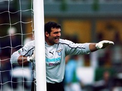 12. Angelo Peruzzi. Mantan kiper Italia ini didatangkan Lazio dari Inter Milan seharga 15,7 juta pound sterling (Rp 297 miliar) pada musim panas tahun 2000. (Foto: Grazia Neri/Getty Images)