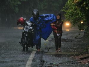 Menembus Hujan