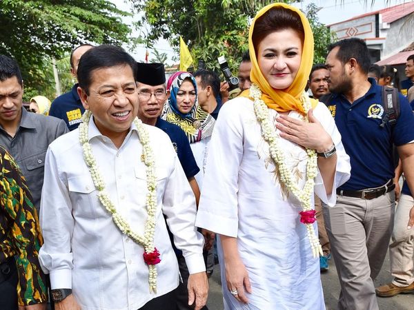Foto: 6 Gaya Modest Istri Setya Novanto Saat Berkerudung