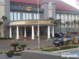Pejabat Pemkot Batu Akhirnya Ditahan di Kejati Jatim Terkait Korupsi Pejabat Pemkot Batu Akhirnya Ditahan di Kejati Jatim Terkait Korupsi