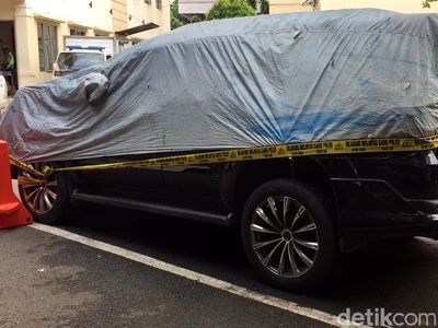 Dievakuasi ke Polda Metro, Mobil Novanto Digaris Polisi