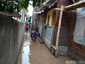 1.550 Jiwa dan 2 Sekolah Terdampak Banjir di Mekarjaya Bandung