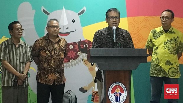 Isnanta (kedua dari kanan) berencana memberikan bonus berupa beasiswa kepada para pemain Timnas Indonesia U-16. (
