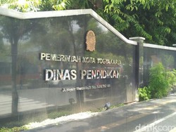 Siswa SMPN 15 Yogya Kesurupan, Dukun-dukun Berdatangan
