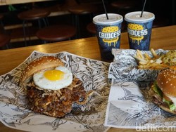 Lawless Burgerbar: Makan The Lemmy Burger Berporsi Besar di Kafe Tanpa Aturan
