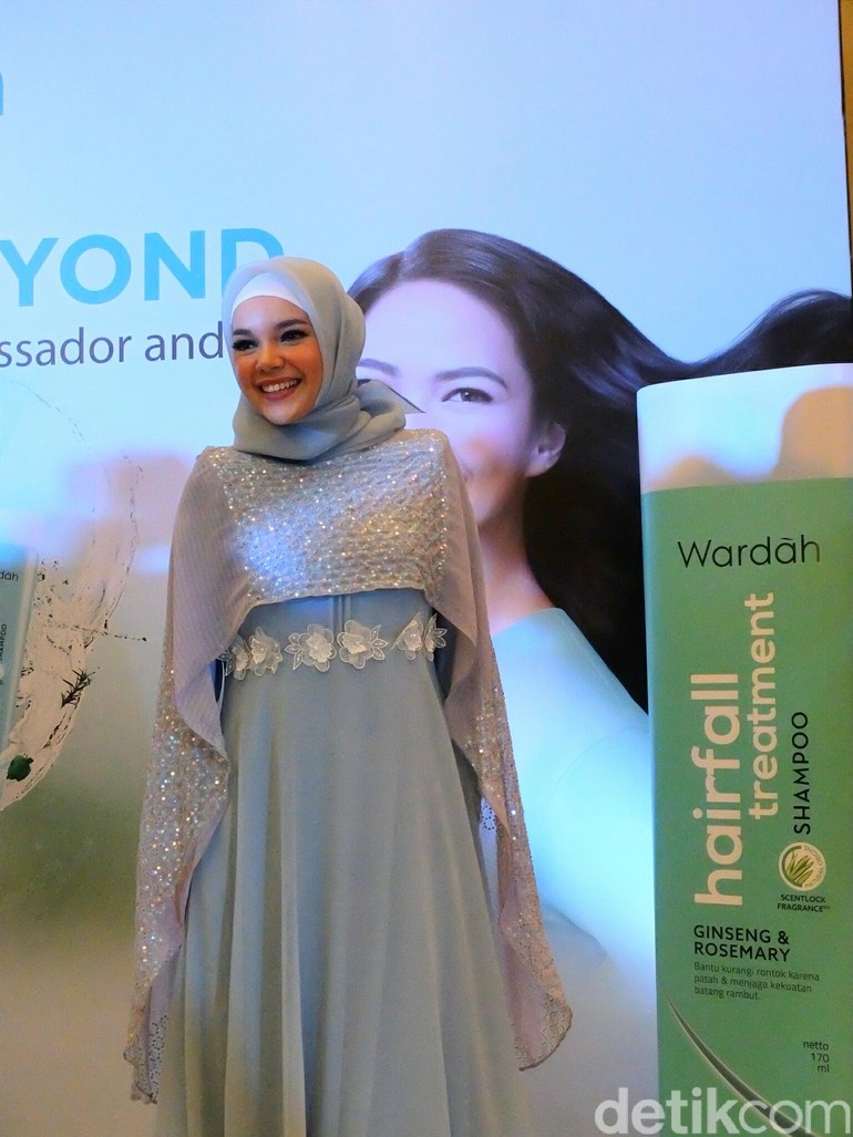 Foto Anggunnya Dewi Sandra Dan Natasha Rizki Berbalut Gaun Malam Foto Anggunnya Dewi Sandra Dan Natasha Rizki Berbalut Gaun Malam