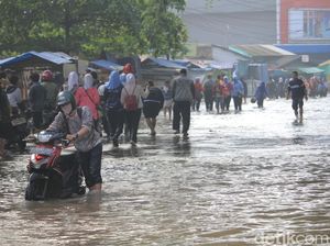 Banjir, Mobil Menuju Majalaya dari Buahbatu Diputarbalik