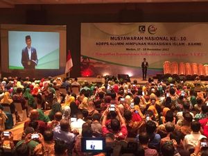 Buka Munas KAHMI, Jokowi Minta Peserta Tepuk Tangan ke Anies