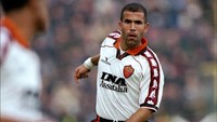 Luigi Di Biagio mengawali karier profesionalnya di Lazio pada 1988. Sempat pindah ke Monza dan Foggia, Di Biagio baru bersinar saat berseragam AS Roma pada 1995-1999. Foto: Allsport UK/Allsport