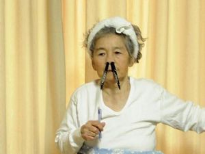 Kocaknya Gaya Foto Nenek 90 Tahun yang Dijuluki Ratu Selfie