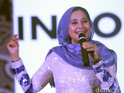 Ayu Azhari Dapat Kado Hafalan Alquran dari Anak-anak
