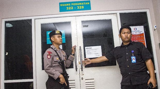 Tangis Perawat RS Medika Bercerita Pasang Perban ke Setnov