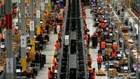 Melongok Kesibukan Gudang Raksasa Amazon Jelang Pesta Diskon