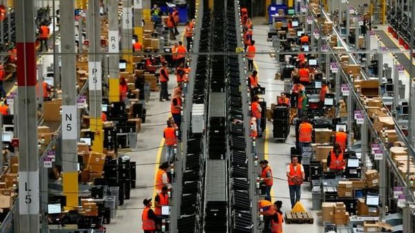 Melongok Kesibukan Gudang Raksasa Amazon Jelang Pesta Diskon