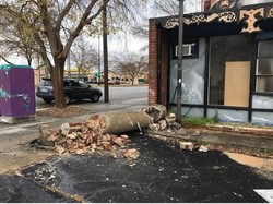 Di Amerika, Tiang Berhantu Saja Hancur Ditabrak Mobil