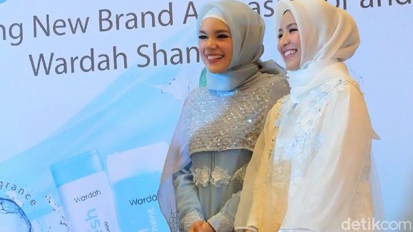 Foto: Anggunnya Dewi Sandra dan Natasha Rizki Berbalut Gaun Malam