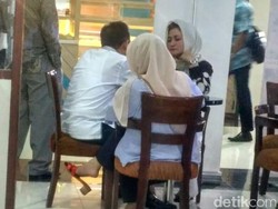 Wajah Lelah Istri Setya Novanto Menunggu di RSCM Kencana
