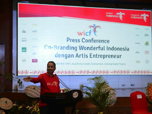 Menpar Acungkan Dua Jempol untuk Prilly Latuconsina