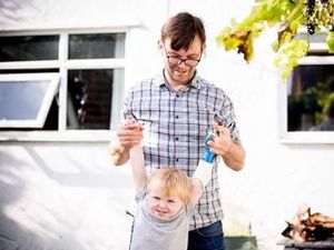 Kisah Inspiratif Ayah yang Bikin Tangan Palsu untuk Anak Difabel