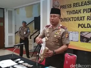 Polda Jabar Ciduk Dua Wanita Penyelundup Sabu Dalam Sandal
