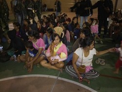 Warga Disandera KKB Dievakuasi Jalan Kaki, Tak Ada yang Luka