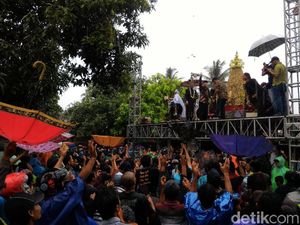 Hujan-hujan Berebut Apem untuk Ngalap Berkah di Boyolali