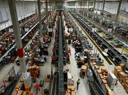 Belanja Online Meroket, Amazon Rekrut 100 Ribu Karyawan