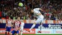 Duel pertama dalam tujuh pertemuan terakhir antara Atletico dan Madrid terjadi 4 Oktober 2015 silam, pada pertemuan pertama di La Liga musim 2015/2016. Karim Benzema sempat membawa Madrid unggul di Vicente Calderon, yang saat itu masih jadi markas Atletico. (Foto: Denis Doyle/Getty Images)