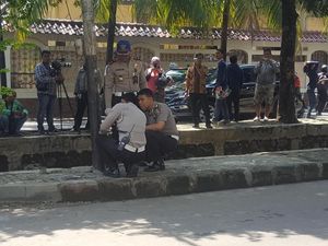 Polisi Pegang-pegang Tiang Listrik yang Ditabrak Mobil Novanto