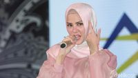 Foto: Gaya Hijab Angel Lelga dengan Baju Millenial Pink yang Kekinian