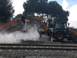 Alat Berat Bongkar Pos Perlintasan Kereta Api Lama di Wonokromo