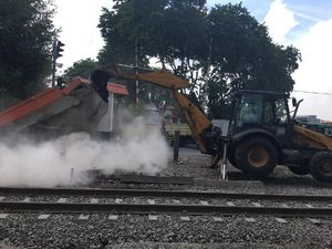 Alat Berat Bongkar Pos Perlintasan Kereta Api Lama di Wonokromo Alat Berat Bongkar Pos Perlintasan Kereta Api Lama di Wonokromo