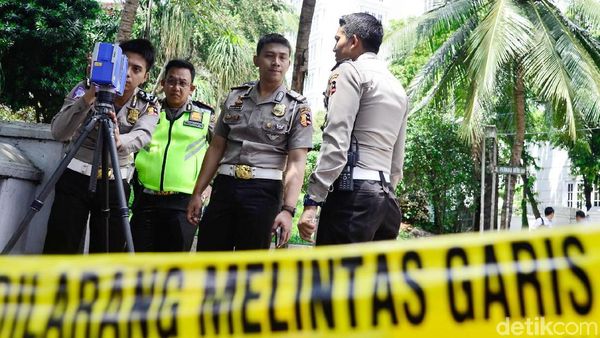 Polisi Olah TKP Kecelakaan Mobil Setya Novanto