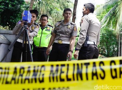 Polisi Olah TKP Kecelakaan Mobil Setya Novanto