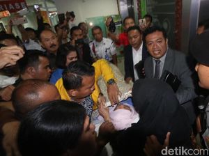 Riuh! Inilah Momen Saat Novanto Mau Dipindah ke RSCM