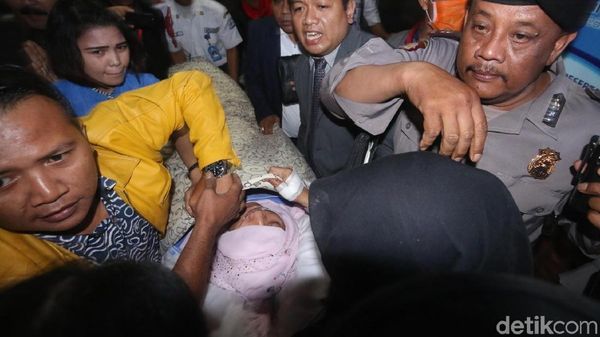 Foto: Dipindah ke RSCM, Setya Novanto Dibalut Kain