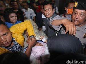 Foto: Dipindah ke RSCM, Setya Novanto Dibalut Kain